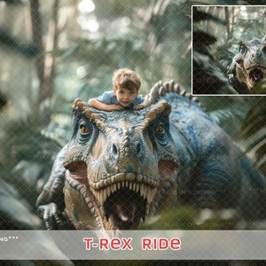 Puede incluir: Un niño pequeño está montando en la espalda de un gran dinosaurio T-Rex azul y marrón. El dinosaurio está en un entorno de jungla con vegetación verde. El texto "T-Rex Ride" está en la parte inferior de la imagen.