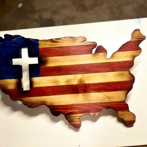 Bandera de madera con forma de América con corte en cruz