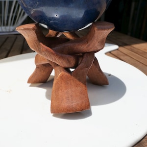 Driepootsteun voor STEEN of bol, uit één stuk gesneden, fairtrade handwerk van mineralen uit Madagaskar driepoot HANDGEMAAKT