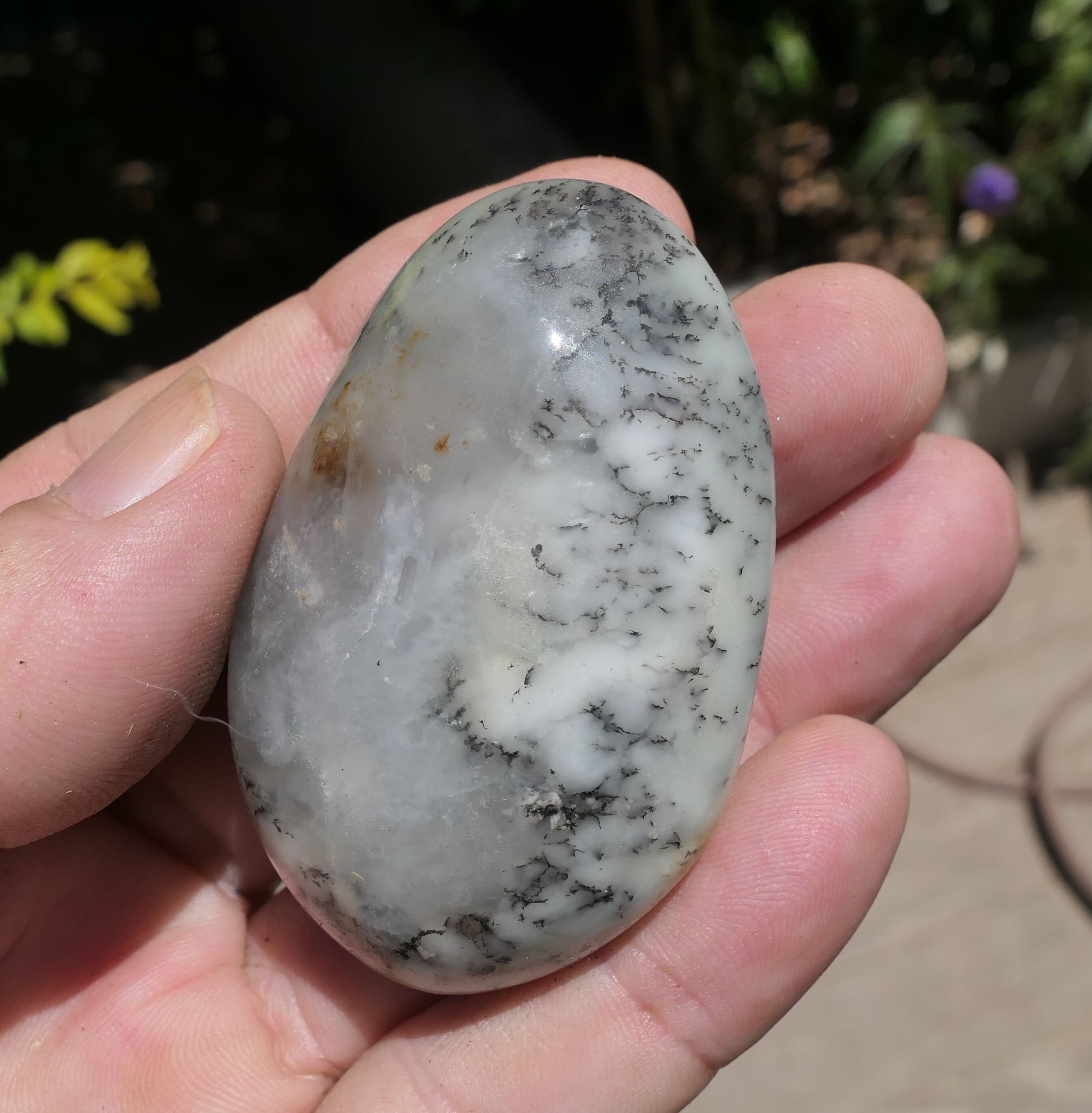 R964 60G Merlinite/Opale Dentritique Pierre de Lumière avec Géode Naturelle 56mm Collection Madagasc