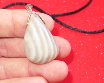 T312 ZEBR WHITE JASPE pendant (Ribbed) 13g 33mm with cord Natural stone from Madagascar / Virtue Taking a step back - Fevers