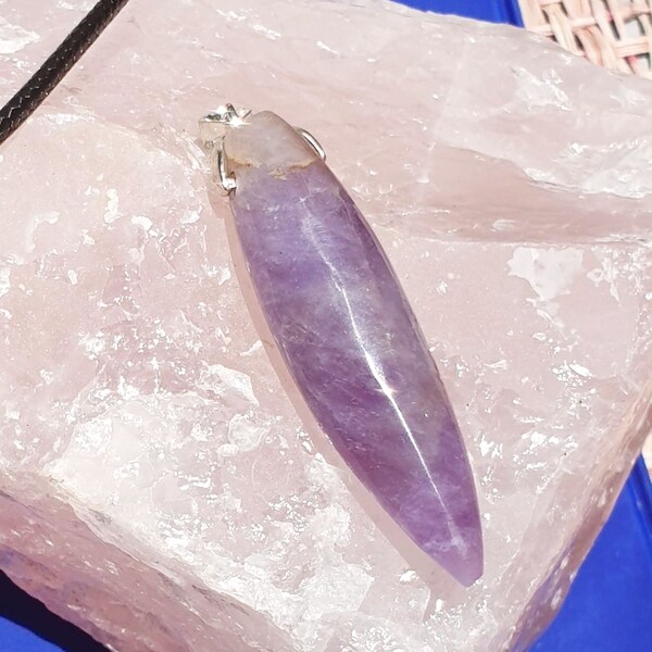 A353 XL Violetter AMETHYST-ANHÄNGER + 9 g 41 mm Kordel Lithotherapie-Weisheitsstein aus Madagaskar Kreativität, Fantasie und Klarheit.