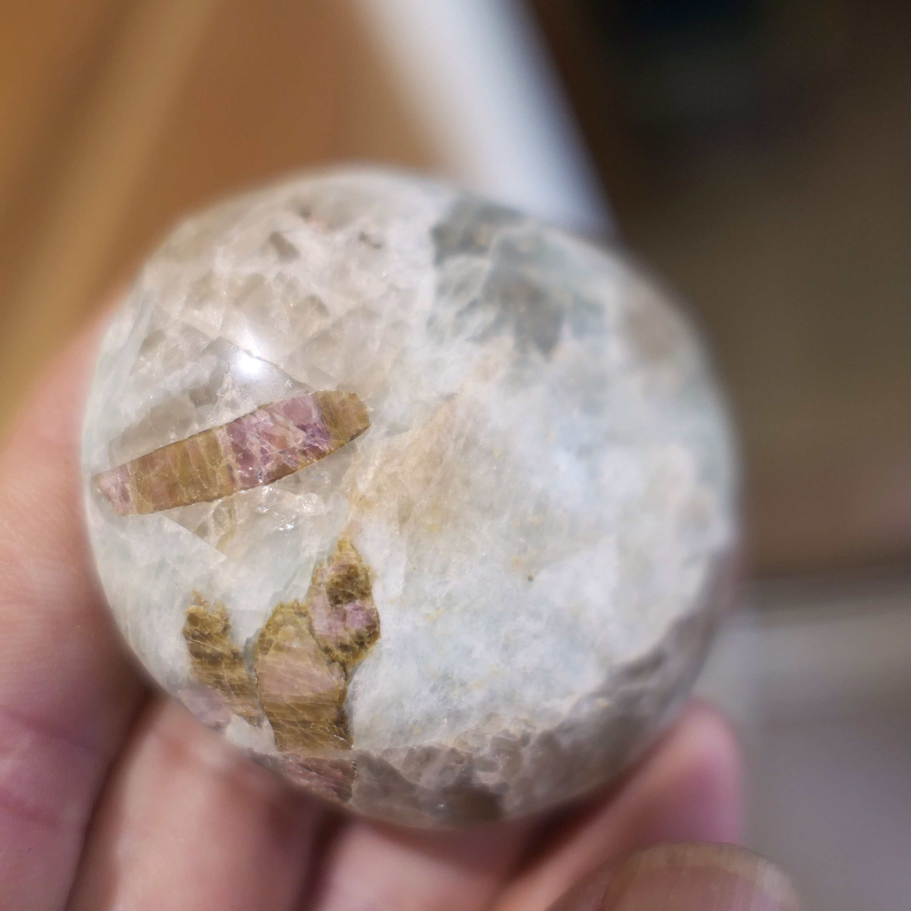 M448 Calcite Verte Inclusion Morganite | Beryl Rose et Mica Dorée 64G 53mm Galet Pierre Naturelle de