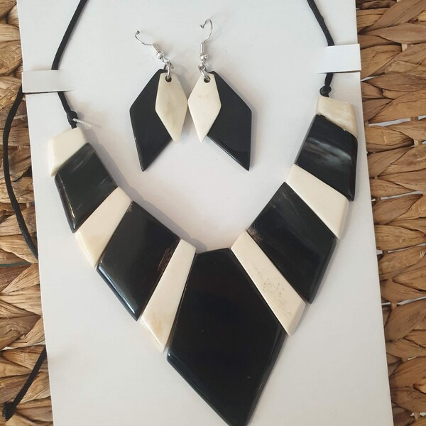 COLLIER  Ethnique artisanal de qualité de Madagascar très tendance blanc & noir  très original /artisanat équitable