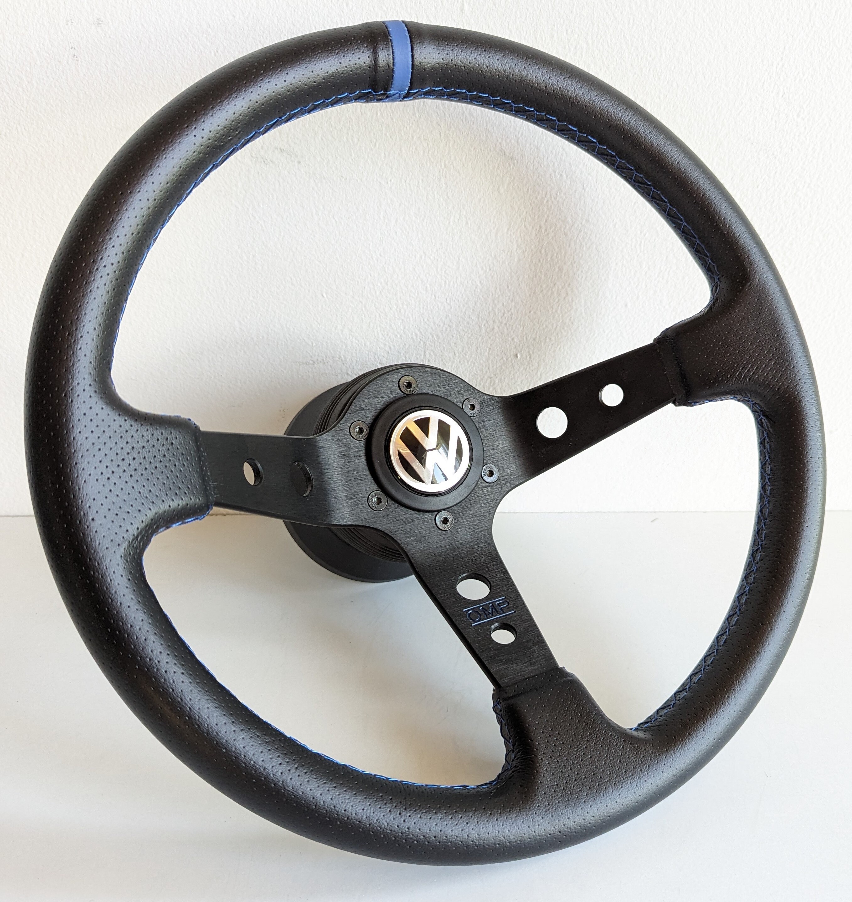 ステアリングホイールはVWに適合します。中古カスタムリビルドの穴あき