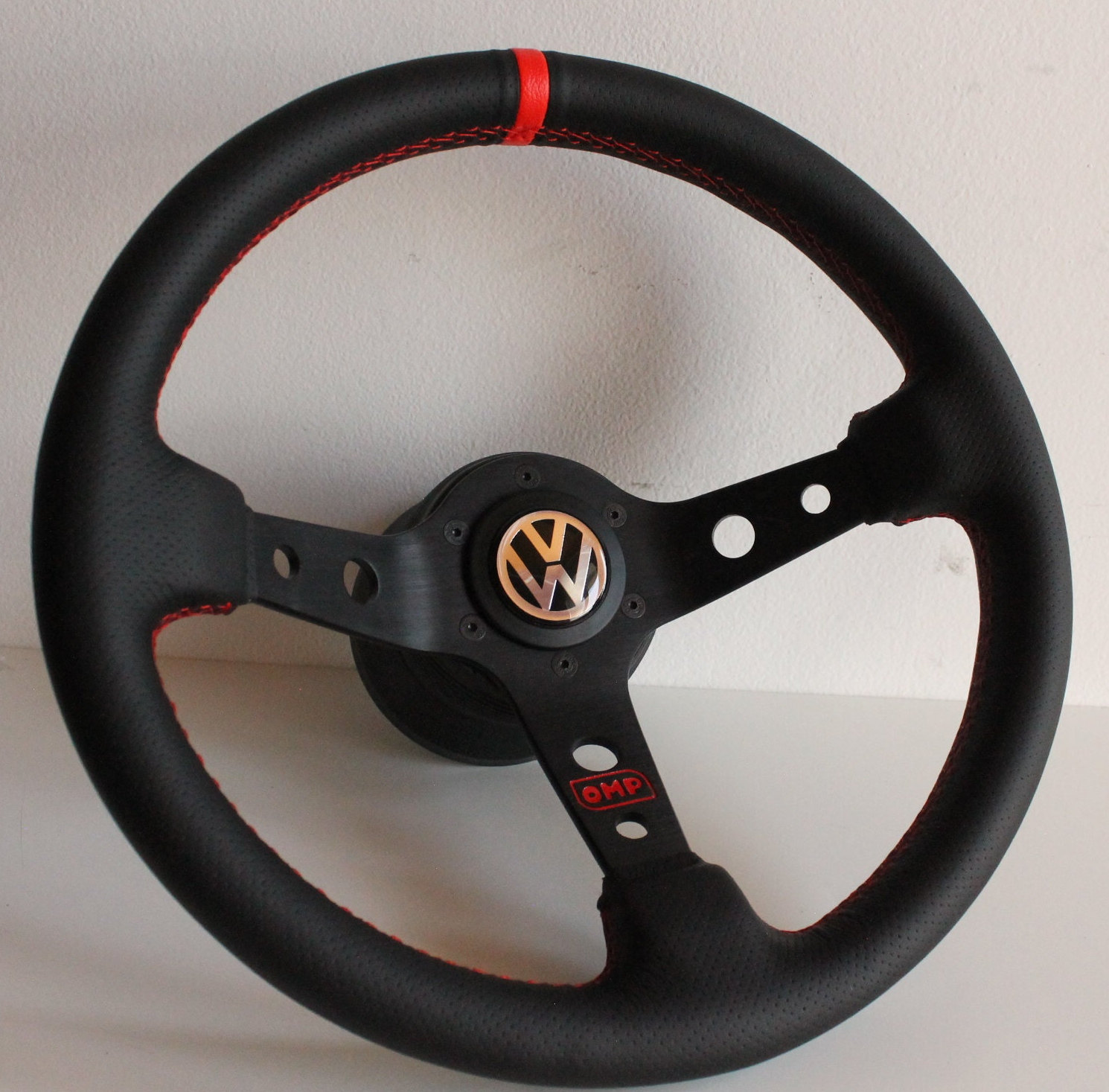 ステアリングホイールはVWに適合します。中古カスタムリビルドの穴あき
