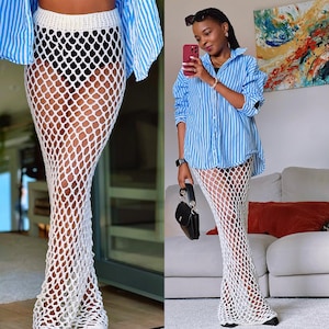 Op de afbeelding: Een witte maxi-rok van gehaakt kant met een loszittend blauw-wit gestreept overhemd. De rok is van een fishnet-stijl met een brede tailleband.
