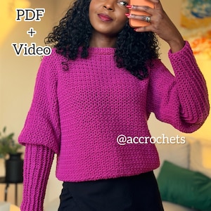 Puede incluir: Un suéter de ganchillo magenta con mangas largas y cuello redondo. Las mangas tienen un diseño acampanado único. El texto "PDF + Video" está en la esquina superior izquierda y "@accrochets" en la inferior derecha.
