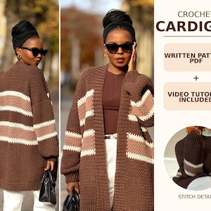Op de afbeelding: Een bruin gehaakt vest met horizontale strepen in crème en beige. De tekst CROCHET CARDIGAN, WRITTEN PATTERN PDF, VIDEO TUTORIAL INCLUDED en STITCH DETAIL is zichtbaar. Het kledingstuk heeft lange mouwen en een geribbelde zoom.