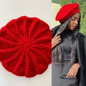 Peut inclure: Un béret rouge en crochet avec un motif circulaire. Le béret est fait avec un fil épais et a une coupe légèrement ample.
