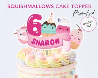 Puede incluir: Topper de pastel rosa y blanco con un número 6 rosa, una vaca rosa, un cono de helado azul, un cono de helado rosa y una magdalena rosa. El topper también incluye una pancarta rosa con el nombre "SHARON" escrito en rosa.