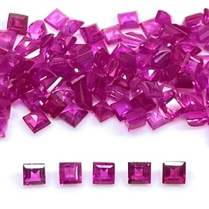 Puede incluir: Una colección de gemas sueltas de color rosa magenta con corte cuadrado esparcidas en la parte superior, con cinco gemas idénticas de corte cuadrado alineadas en una línea horizontal en la parte inferior sobre un fondo blanco.