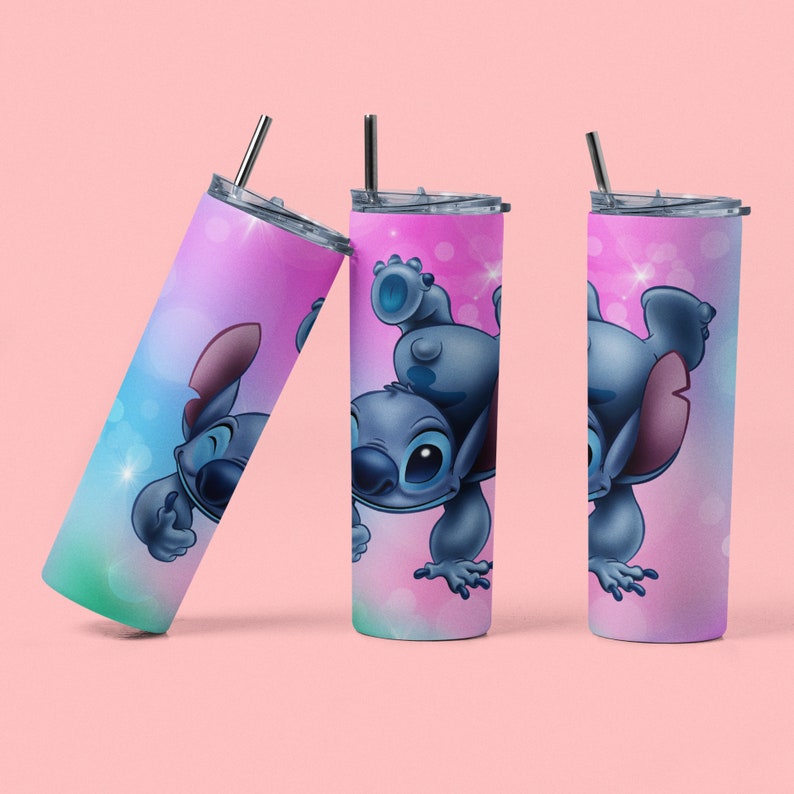 Puede incluir: Tres vasos de acero inoxidable con un fondo degradado rosa, azul y morado. Cada vaso presenta una imagen de dibujos animados de Stitch de Lilo & Stitch. Los vasos tienen tapas y pajitas.