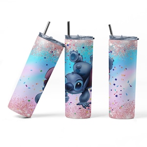 以下が含まれることがあります： 青とピンクのグリッターデザインのステンレス製タンブラー3個。タンブラーには、リロ＆スティッチのスティッチの漫画の画像が描かれています。タンブラーにはストローと蓋が付いています。