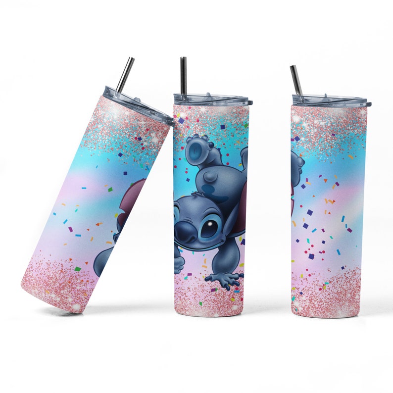 以下が含まれることがあります： 青とピンクのグリッターデザインのステンレス製タンブラー3個。タンブラーには、リロ＆スティッチのスティッチの漫画の画像が描かれています。タンブラーにはストローと蓋が付いています。