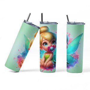 Op de afbeelding: Een groene roestvrijstalen tumbler met een kleurrijke illustratie van een babyfee met vleugels en een speen. De achtergrond is een aquarel-achtig ontwerp met roze, blauwe en paarse spatten.