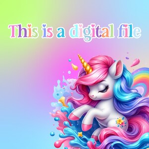 以下が含まれることがあります： カラフルな絵の具のしぶきで囲まれた、ピンクとブルーの毛並みの白いユニコーンのデジタルイラスト。ユニコーンは目を閉じ、下を見ている。画像の上部に「This is a digital file」というテキストが書かれている。