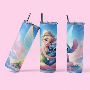 Op de afbeelding: Een roestvrijstalen tumbler met een blauw en groen ontwerp met Tinkerbell en Stitch van Disney. De tumbler heeft een rietje en een deksel.