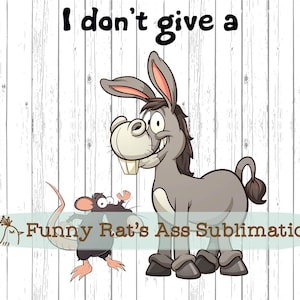 Puede incluir: Ilustración de dibujos animados con un burro gris sonriente y una rata sorprendida. El texto "I don't give a" está encima del burro, y "Funny Rat's Ass Sublimation" debajo. El fondo es un diseño de vetas de madera blanca.