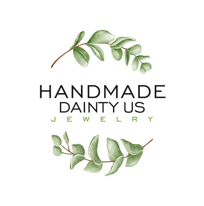 K&ouml;nnte beinhalten: Ein Logo f&uuml;r ein Schmuckgesch&auml;ft namens "Handmade Dainty Us Jewelry". Das Logo zeigt einen Kreis aus gr&uuml;nen Bl&auml;ttern um den Text.