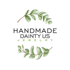 Op de afbeelding: Logo voor Handmade Dainty US Jewelry. Het ontwerp toont de tekst "HANDMADE DAINTY US JEWELRY" in zwart en groen. De tekst is omgeven door aquarel illustraties van groene eucalyptusbladeren op een witte achtergrond.