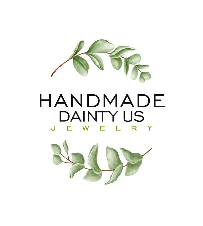 Op de afbeelding: Logo voor Handmade Dainty US Jewelry. Het ontwerp toont de tekst "HANDMADE DAINTY US JEWELRY" in zwart en groen. De tekst is omgeven door aquarel illustraties van groene eucalyptusbladeren op een witte achtergrond.