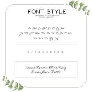 K&ouml;nnte beinhalten: Ein wei&szlig;er Hintergrund mit braunem Rand und gr&uuml;nen Bl&auml;ttern an den Seiten. Der Text "FONT STYLE" ist oben in Braun. Unter dem Text steht "HANDMADE PERSONALIZED DAINTY JEWELRY." Das Alphabet ist in schwarzer Schrift in Kursivschrift geschrieben. Die Zahlen 0-9 sind in schwarzer Schrift in Kursivschrift geschrieben. Die Namen "Cessica, Roxanna, Olivia, Mery, Emma, Laura, Kristofer" sind in schwarzer Schrift in Kursivschrift geschrieben.