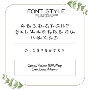 Op de afbeelding: Een witte achtergrond met de woorden "FONT STYLE" en "HANDMADE PERSONALIZED DAINTY JEWELRY." in het zwart. De afbeelding toont een lettertype stijlgids met hoofdletters en kleine letters, cijfers en voorbeelden van namen.