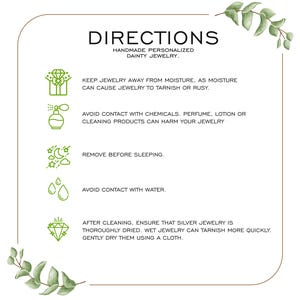 Op de afbeelding: Een witte kaart met het woord "DIRECTIONS" in het zwart, samen met onderhoudsinstructies voor handgemaakte gepersonaliseerde sieraden. De kaart bevat illustraties en tekst met de aanbeveling om vocht, chemicali&euml;n en water te vermijden.