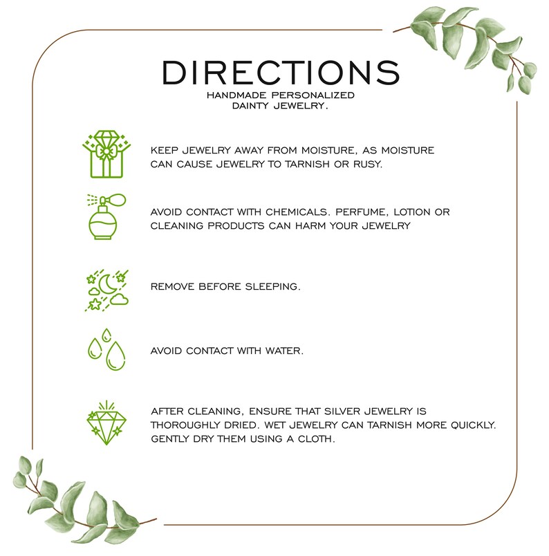 Op de afbeelding: Een witte kaart met het woord "DIRECTIONS" in het zwart, samen met onderhoudsinstructies voor handgemaakte gepersonaliseerde sieraden. De kaart bevat illustraties en tekst met de aanbeveling om vocht, chemicali&euml;n en water te vermijden.