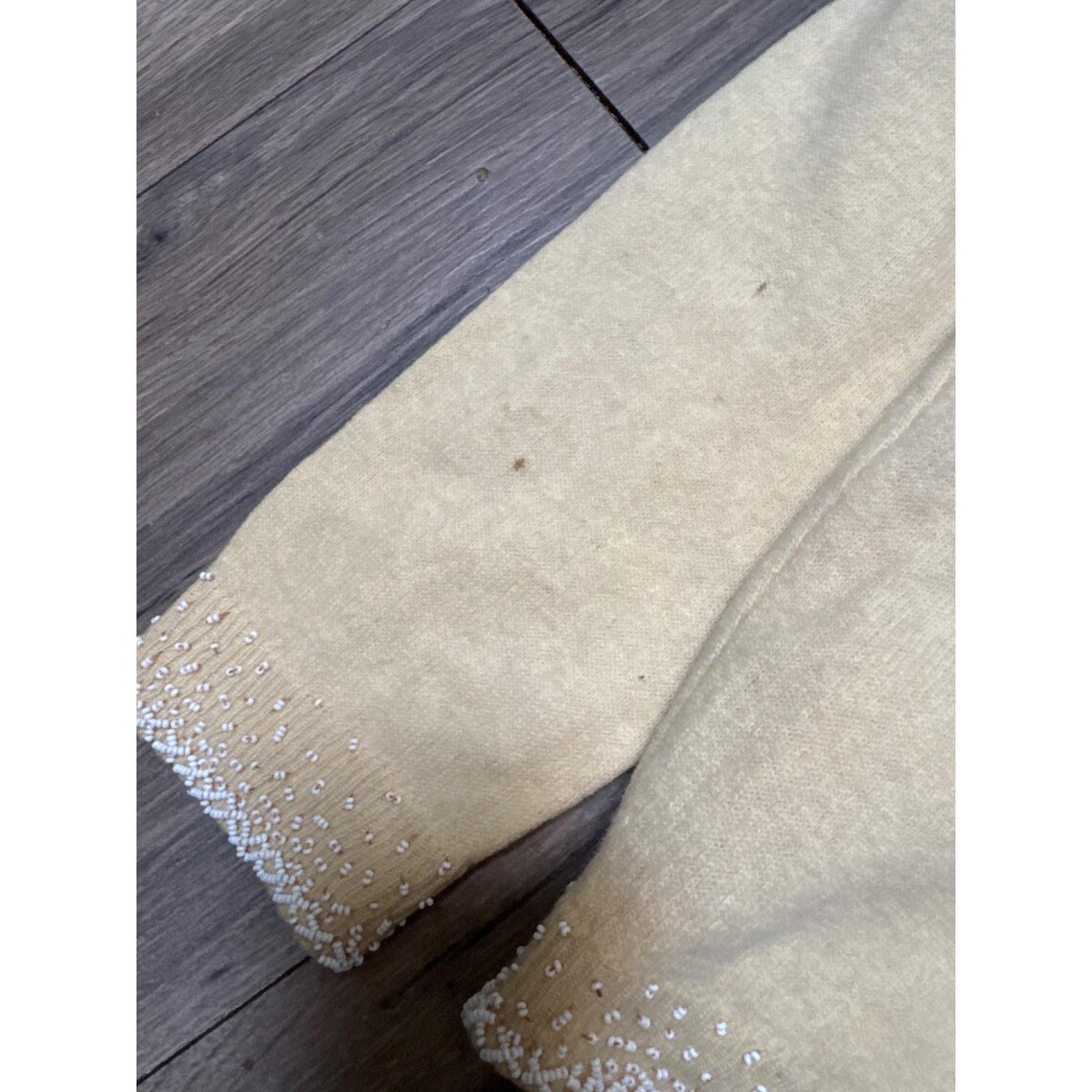 Vintage Lord & Taylor 50's Yellow Beaded Wool Angora Cardigan Sweater Satin Lining Made In Hong Kong, foto 3 di 5