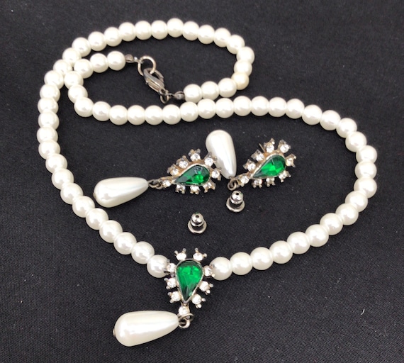 Faux Pearl necklace with faux green stones, Set - image 2