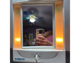 Espejo de tocador iluminado Conair modelo TM8L con 4 niveles de luz, color blanco. No incluye soporte.