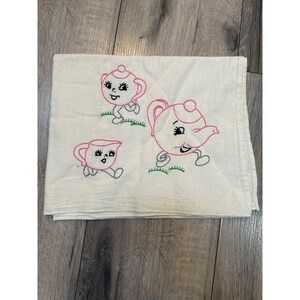 Vintage besticktes Geschirrtuch mit lebhaftem Teekannen- & Tassen-Design