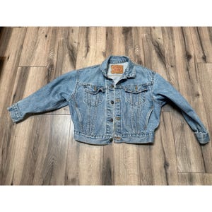 Levis Strauss Co. Medium 12/14 Damen Crop Denim Blue Jeansjacke Kurz mit Knopfverschluss und Taschen
