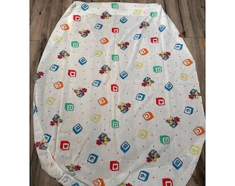 Sábana para cuna Baby Dreams con estampado de bloques ABC y ositos de peluche sobre fondo blanco. Hecha en EE. UU.
