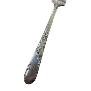 Puede incluir: Juego de tres tazas de cerámica con acabado mate moteado. Las tazas son de color crema, gris claro y gris oscuro. Cada taza tiene un diseño simple y minimalista, ideal para café o té.