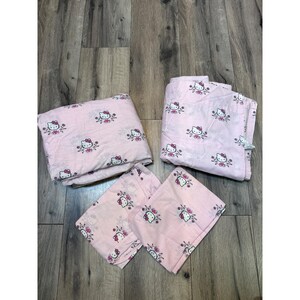 Hello Kitty 2006 Full/ Double Sanrio "Bonjour Paris" Pink Cotton Blend Bettwäsche-Set mit Blumen- und Schleifenmuster
