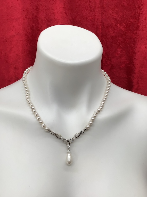Pearl and silver necklace with teardrop