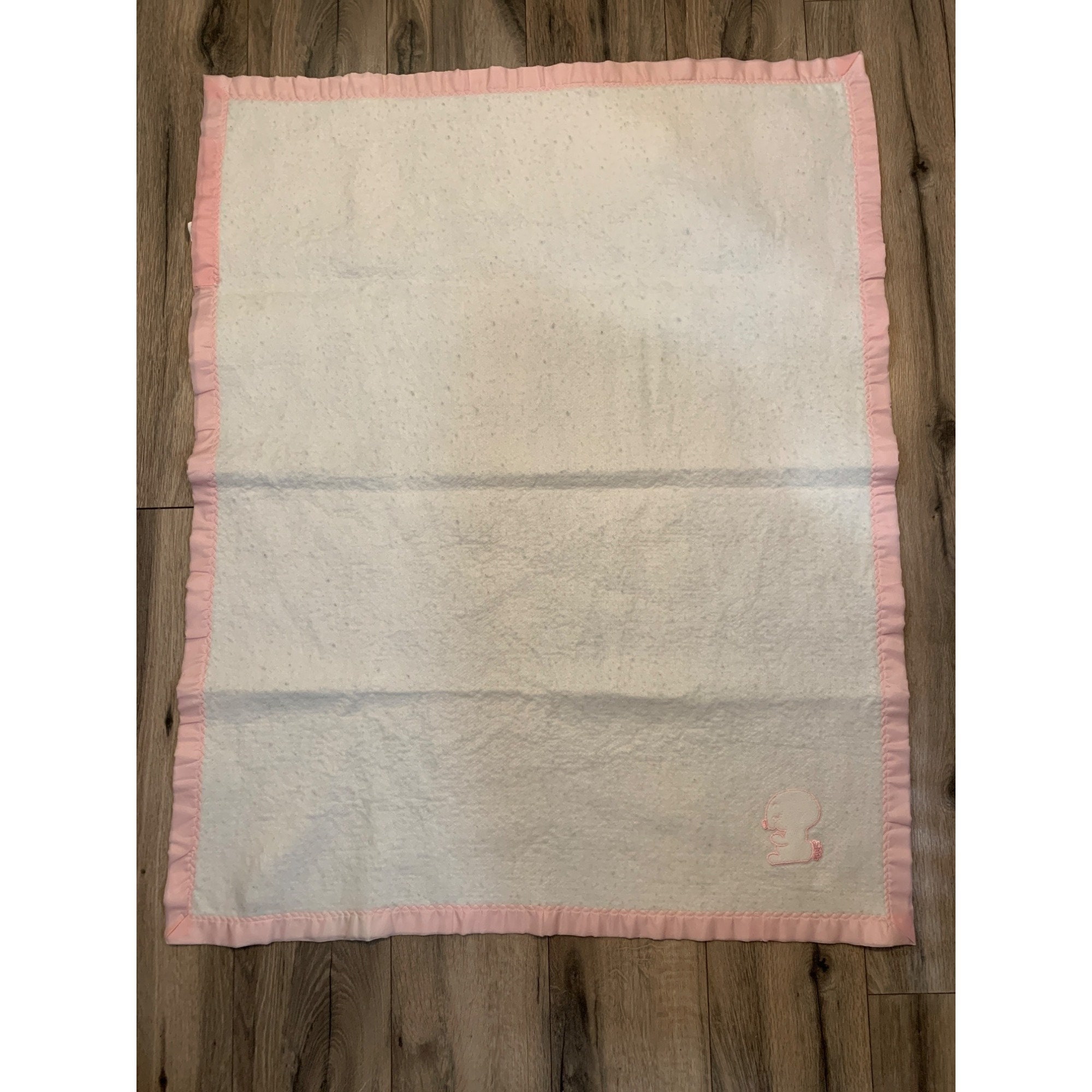 Vintage Baby Crib Blanket White Pink Satin Edge Bunny Embroidered Polyester USA WPL1675 36 x 47“