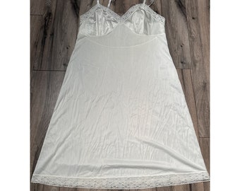 Vanity Fair Ivory Lace Trim Full Slip Size 10 S Nylon Lingerie USA