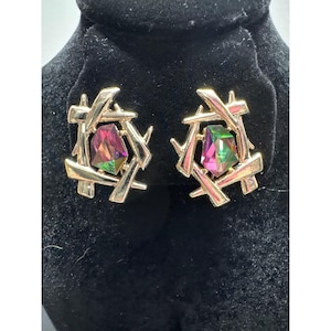 Pendientes de clip estilo "chino moderno" de Sarah Coventry, de la década de 1960, con diamantes de imitación Rivoli en forma de sandía y marco angular plateado.