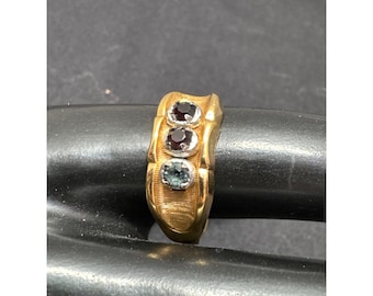 Anillo vintage de oro de 18 quilates con diseño de triple piedra de nacimiento - Talla 9.5