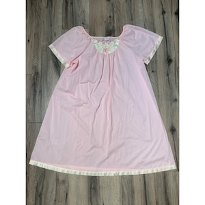 Kelly Reed Collection Women&#39;s M Pink Nightgown With Lace Embroidery Short Sleeves Lingerie