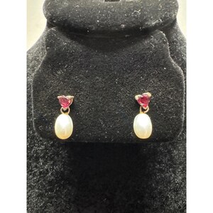 Örhängen i sterlingsilver med hjärt- och pärlor och rubinfärgade accenter för elegant stil
