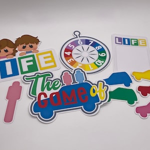 Può includere: Un set di ritagli di carta colorati per un gioco della vita. Il set include uno spinner, un'auto con le parole "The Game of Life" su di essa, due persone, quattro auto e due blocchi che compongono la parola "LIFE".