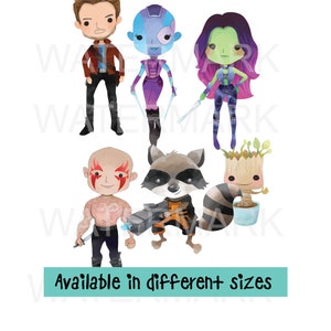 Könnte beinhalten: Aquarellillustration von sechs Charakteren der Guardians of the Galaxy. Die Charaktere sind Star-Lord, Nebula, Gamora, Drax, Rocket und Groot. Der Text unten lautet "Erhältlich in verschiedenen Größen."
