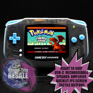 Puede incluir: Una consola de juegos port&aacute;til Game Boy Advance negra con una carcasa azul transl&uacute;cida. La pantalla muestra la pantalla de t&iacute;tulo del juego Pokemon FireRed. La consola tiene un puerto USB-C para cargar y cuenta con una pantalla IPS retroiluminada y botones t&aacute;ctiles.