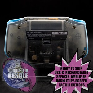 Puede incluir: Una consola de juegos port&aacute;til Game Boy Advance SP transparente y transl&uacute;cida con un borde azul. La parte posterior de la consola presenta el texto "GAME BOY ADVANCE" y "GAME BOY", junto con el n&uacute;mero de modelo "AGB-001" y el n&uacute;mero de serie "AH1720003".