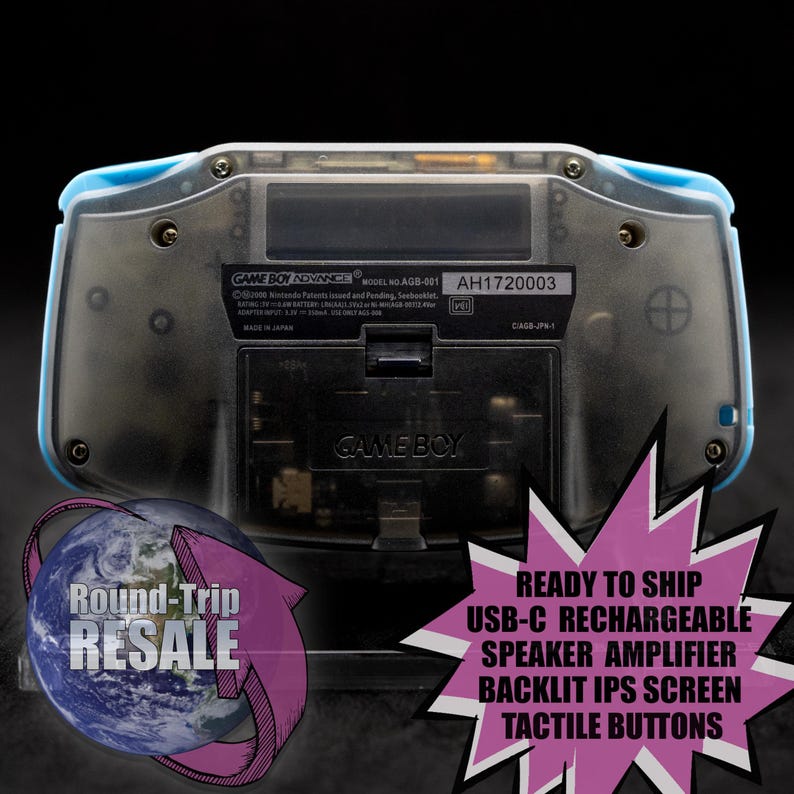 Puede incluir: Una consola de juegos port&aacute;til Game Boy Advance SP transparente y transl&uacute;cida con un borde azul. La parte posterior de la consola presenta el texto "GAME BOY ADVANCE" y "GAME BOY", junto con el n&uacute;mero de modelo "AGB-001" y el n&uacute;mero de serie "AH1720003".